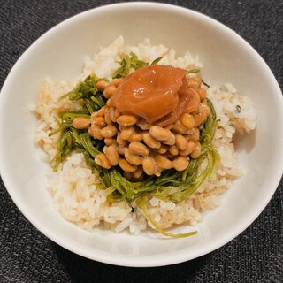 余ったご飯がこんなに美味しい！うめかぶ納豆丼♡